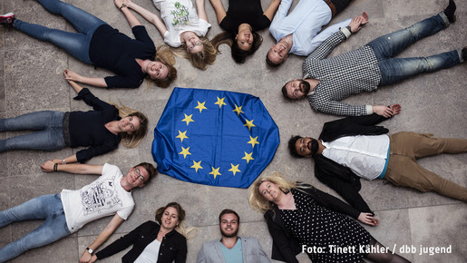 Gemeinsam Europa wieder stark machen dbb jugend liegt um die EU-Flagge