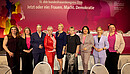 Ein Gruppenbild von mehreren Frauen auf einem Kongress.