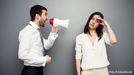 Mann schreit ermüdete Frau an Mann schreit ermüdete Frau an
