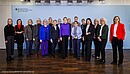 Gruppenfoto von Frauen vor einer blauen Wand im Bundesfamilienministerium 
