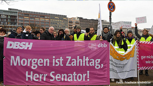 dbb Bundesvorsitzender Ulrich Silberbach auf einer Demo des DBSH in Berlin