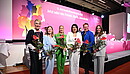 Gruppenbild von sechs Frauen mit Blumensträußen