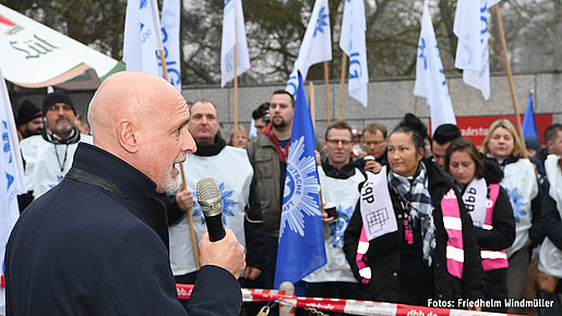 Volker Geyer dankt den Demonstrierenden in Potsdam