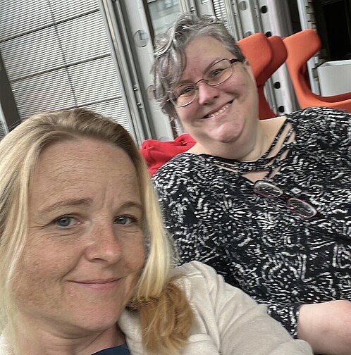 Selfie von zwei Frauen in formaler Kleidung