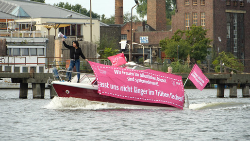 Aktion der dbb Frauen Boot fährt über die Spree