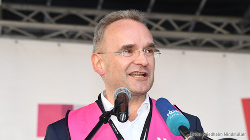 Dietmar Knecht auf der Kundgebung in Schwerin