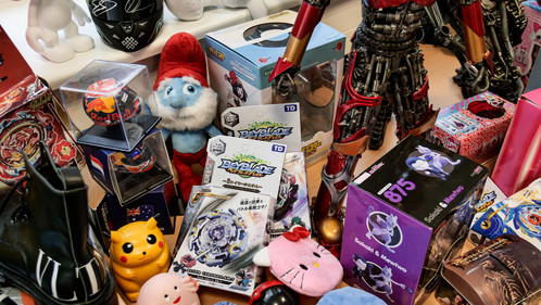 Papa Schlumpf ist in diesem Fall eine Fälschung. Flughafen BER, Landeszolldirektion, Warenkontrolle, Zoll