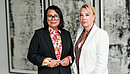 Das Foto zeigt Milanie Kreutz und Sandra Schäfer.