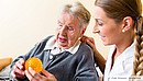 Altenpflegerin und Seniorin
