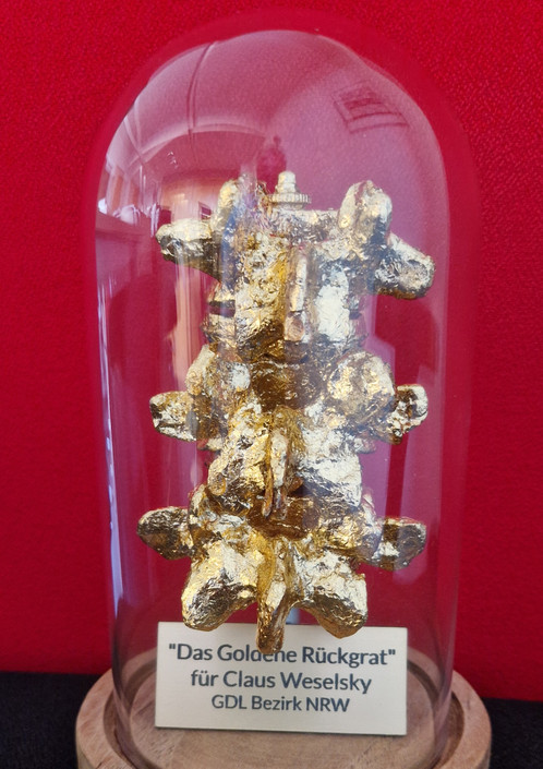 Abschiedsgeschenk aus NRW: das goldene Rückgrat. Abschiedsgeschenk aus NRW: das goldene Rückgrat.