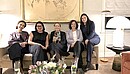 Gruppenfoto von fünf Frauen auf einem Sofa