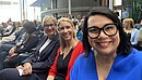 Gruppenselfie von drei Frauen in einem Regierungsgebäude