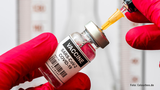 210204 Arbeitsrecht zum Impfen Impfung, impfen, Serum, Virus, COVID-19, Corona-Virus, Corona, Coronavirus, Medizin, Gesundheit, Krankheit, Impfstoff, Antikörper, Spritze, spritzen, Immunsystem, immun, Antibiotika, immunisieren, Injektion, Injektionsspritze, Pandemie, Epidemie, Seuche, Corona-Krise, Infektion, Corona-Pandemie, Lungenvirus, Ansteckungsgefahr, Ansteckung, Virus-Pandemie, Virusinfektion, Virus-Infektion, Infizierung, Viren, infizieren, Grippevirus, Virustest, Corona-Viren, Coronaviren, niemand, Konzept, Hintergrund, Tropfen, Nadel, Injektionsnadel, Symbolbild, Impfspritze, Hand, Finger, Handschuh