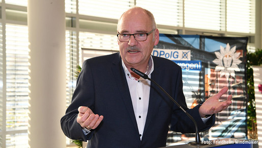 Friedhelm Schäfer auf dem dbb Branchentag in Hamburg Friedhelm Schäfer auf dem dbb Branchentag in Hamburg