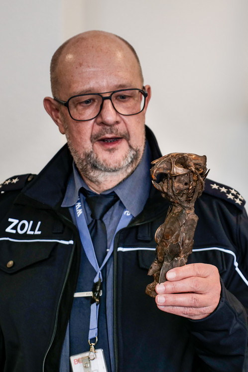 Von welchem Tier der Schädel stammt, war nicht einfach zu ermitteln. Christian Böhm, Flughafen BER, Landeszolldirektion, Warenkontrolle, Zoll