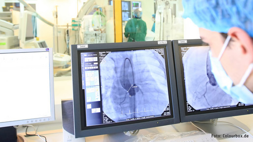 Operation im Krankenaus mit Bildschirm