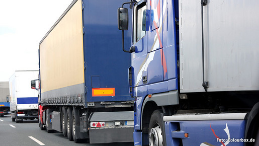 Laster-Kolonne auf Autobahn Laster-Kolonne auf Autobahn