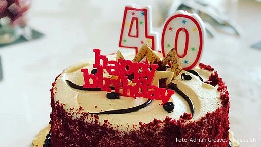 Eine Torte mit einer 40 und einem "Happy Birthday" als Dekoration