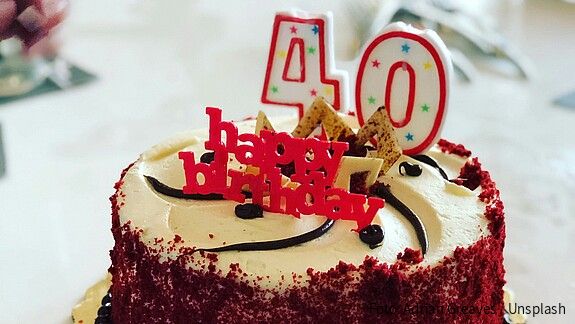 Eine Torte mit einer 40 und einem "Happy Birthday" als Dekoration