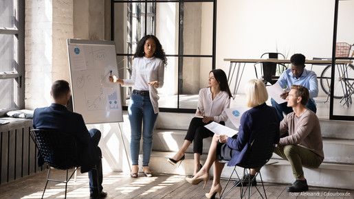 arbeit, brainstorming, briefing, business, büro, coaching, diverse, flipchart, leader, manager, meeting, mentor, person, seminar, speaker, trainer, workshop