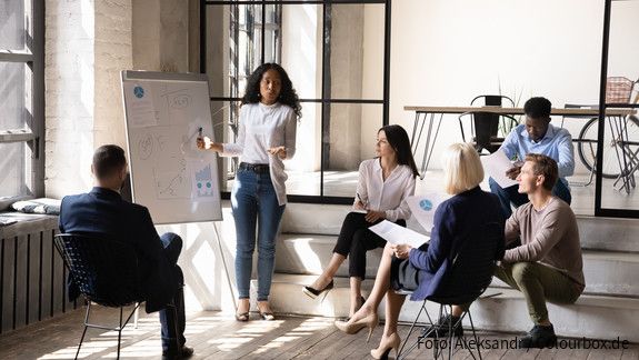 Bundesstiftung Gleichstellung: Wichtiges Versprechen endlich eingelöst arbeit, brainstorming, briefing, business, büro, coaching, diverse, flipchart, leader, manager, meeting, mentor, person, seminar, speaker, trainer, workshop