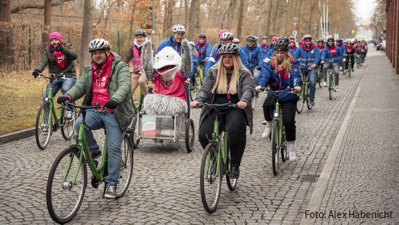 Fahrraddemo dbb jugend 14.03.2025 Das Foto zeigt Mitglieder der dbb jugend auf dem Fahhrad.
