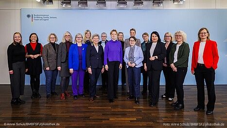 Gruppenfoto von Frauen vor einer blauen Wand im Bundesfamilienministerium 
