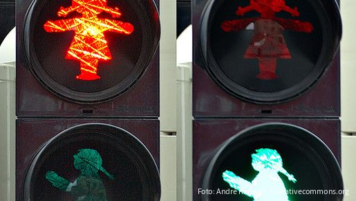 Fußgängerampel zeigt Ampelsignale als Frauenumrisse in Rot und Grün