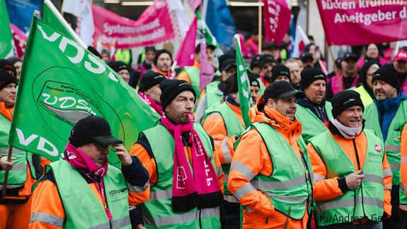 Kundgebung vor dem Kommunalen Arbeitgeberverband in München - Demo Das Foto zeigt die Demonstration anlässlich der Einkommensrunde 2025 am 26.02.2025 in München.