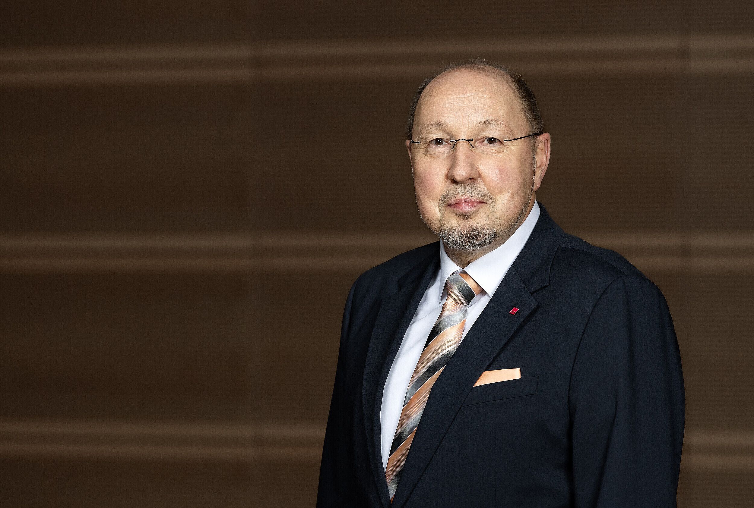 Regierung nach Regierung verzögert die Besoldung