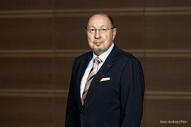 Regierung nach Regierung verzögert die Besoldung