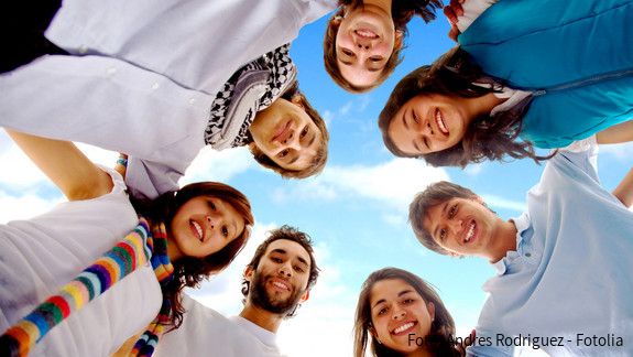 Diversity Management als selbstverständliches Verwaltungsinstrument etablieren Menschen mit unterschiedlichen Hintergründen stehen zusammen