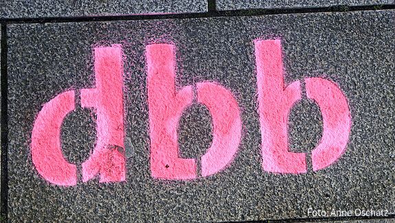 Das Foto zeigt den Schriftzug "dbb".