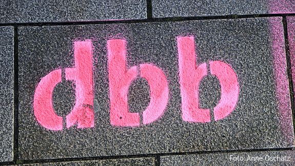 Das Foto zeigt den Schriftzug "dbb".