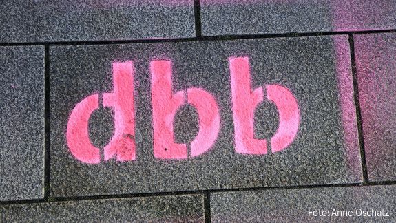 dbb-Schriftzug - dbb beamtenbund und tarifunion Das Foto zeigt den Schriftzug "dbb".