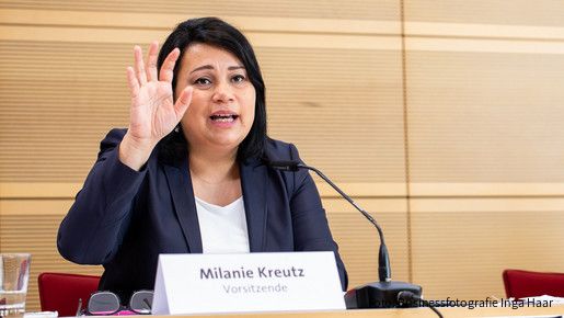 Milanie Kreutz, die Vorsitzende der dbb frauen, erhebt mahnen die Hand