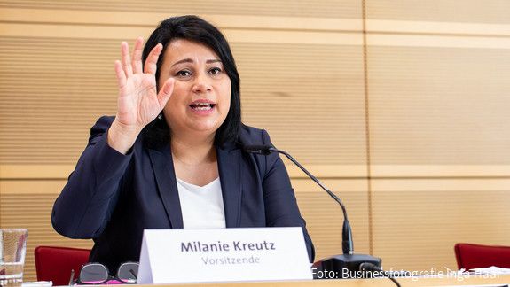 Milanie Kreutz, die Vorsitzende der dbb frauen, erhebt mahnen die Hand