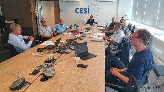 Mitglieder der dbb bundesseniorenvertretung im Gespräch mit CESI-Generalsekretär Klaus Heeger (links).