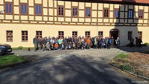 Gruppenfoto von 30. Leuten vor einem Fachwerk-Gebäude