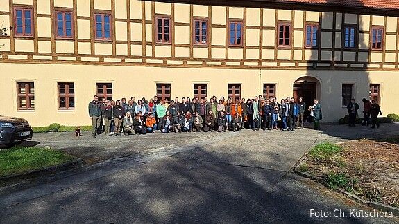 Gruppenfoto von 30. Leuten vor einem Fachwerk-Gebäude