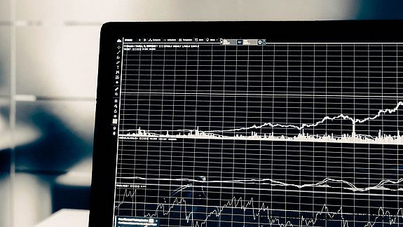 Ein Computerbildschirm mit einer grafischen Entwicklung von Zahlen