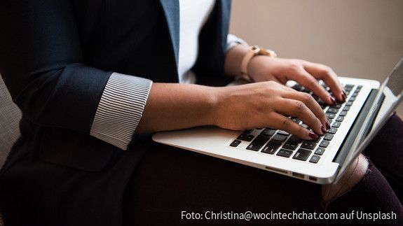 Fortschritte in der EU-Gleichstellungspolitik Frau am Laptop