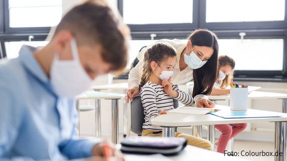 Schulklasse während Corona-Pandemie Schulklasse während Corona-Pandemie