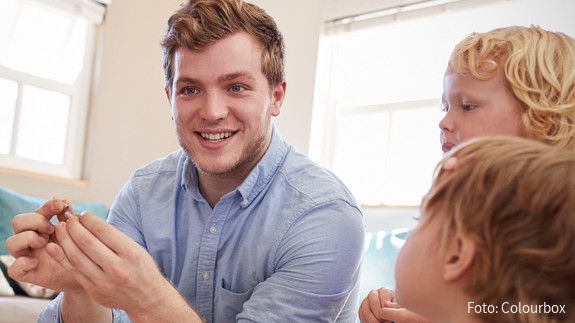 Kita-Beschäftigte sind überlastet Erzieher mit Kindern in Kindertagesstätte