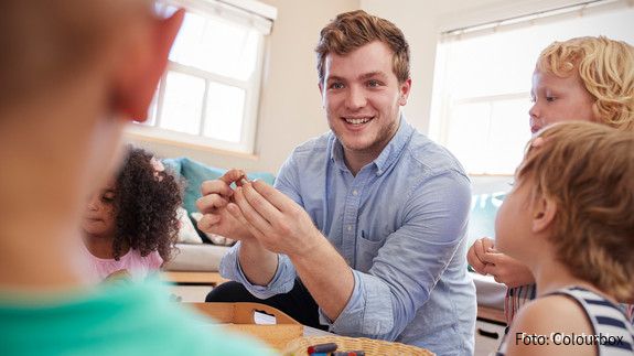 Kita-Beschäftigte sind überlastet Erzieher mit Kindern in Kindertagesstätte