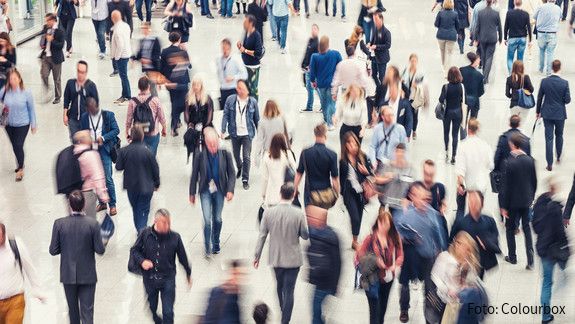 Bild auf eine Menschenmenge, die hektisch in verschiedene Richtungen laufen