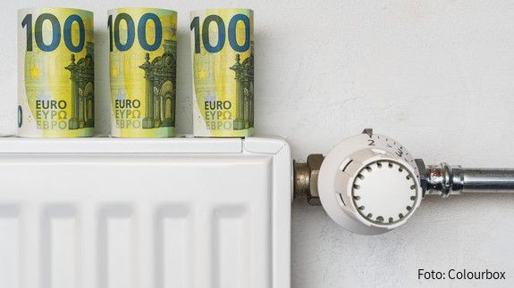Heizung Mehrere Hundert-Euro-Scheine sind auf einem Heizkörper plaziert.