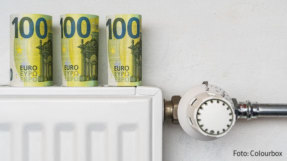 Heizung Mehrere Hundert-Euro-Scheine sind auf einem Heizkörper plaziert.