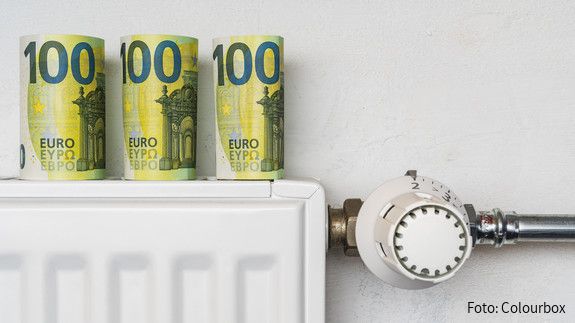 Mehrere Hundert-Euro-Scheine sind auf einem Heizkörper plaziert.