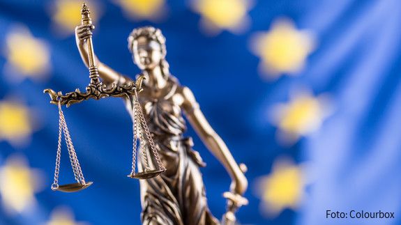 Europäischer Gerichtshof für Menschenrechte zum Tarifeinheitsgesetz Justizia-Statue vor Europaflagge